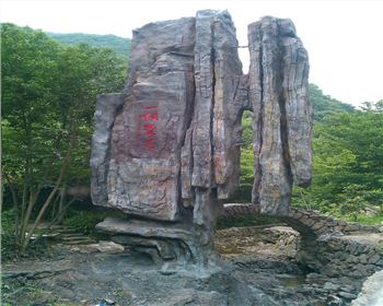 成都仿真假樹告訴您人工塑石假山建成后如何維護(hù)